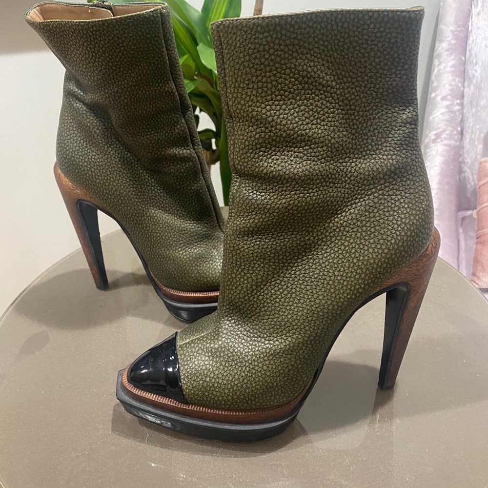 Ankle length Genuine Leather One of a kind Boot!